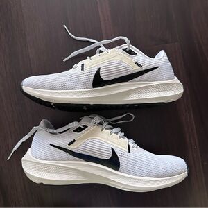 Women’s Nike Pegusus 40 Air Zoom sneakers (like new)
White coconut milk & black